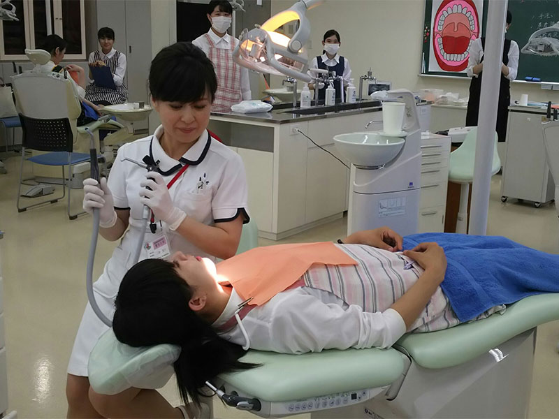 四国医療福祉専門学校の皆さんが来校 お知らせ 香川県歯科医療専門学校 衛生士科 技工士科
