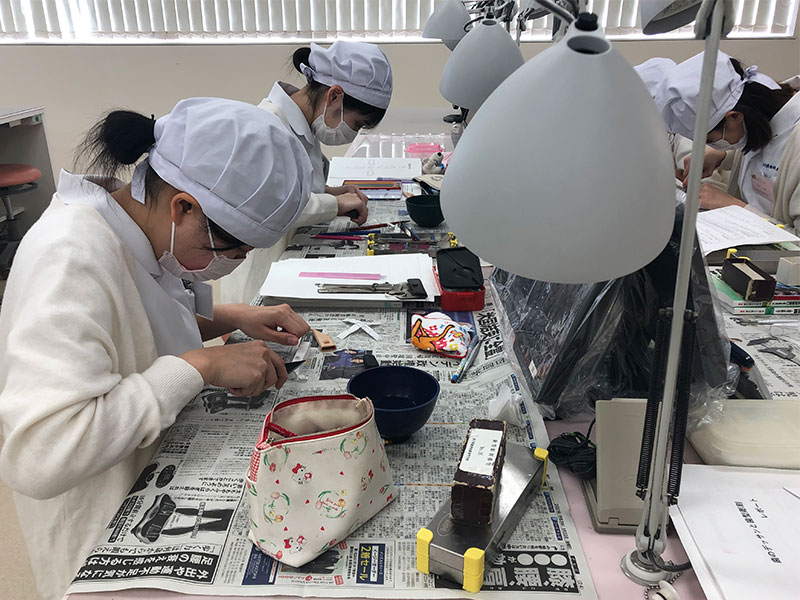 一年生 歯型彫刻(衛生士科)|お知らせ|香川県歯科医療専門学校